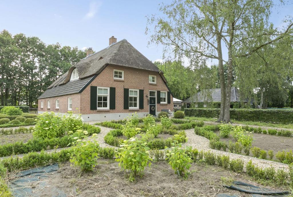 Omschrijving Aan de rand van Wijchen ligt deze riante en romantische woonboerderij. Dit unieke object met een prachtige authentieke uitstraling is in 2008 vrijwel volledig nieuw gebouwd.