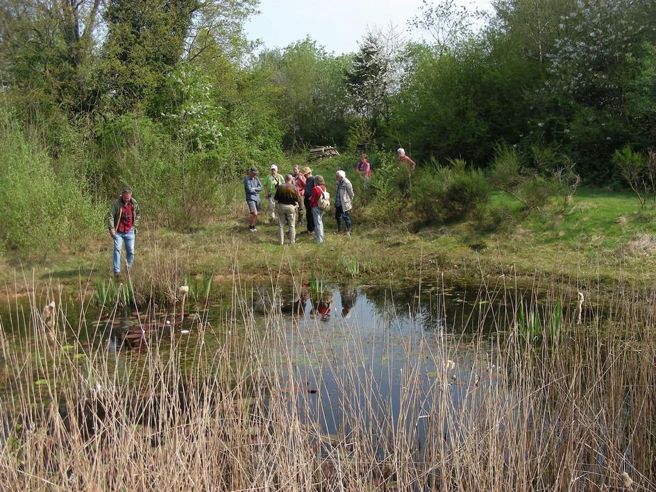 Zondag 22 april Excursie natuurbouwproject Popko van der Molen De deelnemers arriveerden allen op eigen wijze waarna we het hekje gewezen werden waarachter Popko van der Molen zijn natuurbouwproject