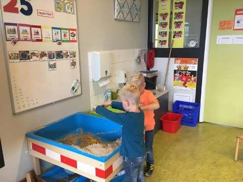 30 uur neemt u afscheid en mag uw kind nog even zelfstandig verder met de activiteit. De open entree is bedoeld om de overgang tussen thuis en school wat soepeler te laten verlopen.