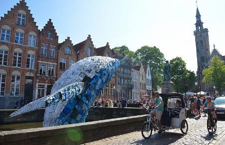 Donderdag 19 juli 2018: Triënnale Brugge Vloeibare stad We beginnen onze excursie met een boottocht op de Brugse reien.