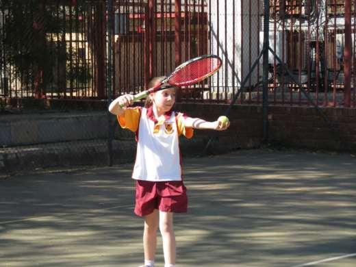 Tennis Tennisoefeninge 06:30 tot 07:20 in die oggend.