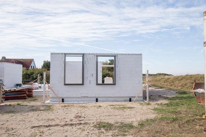 Indeling: entreehal met toilet, meterkast, CV-ruimte en trapopgang, kamer met open keuken, samen