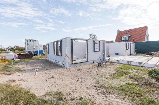 Het is mogelijk de bijkeuken in te richten als slaapkamer en een badkamer te realiseren in de