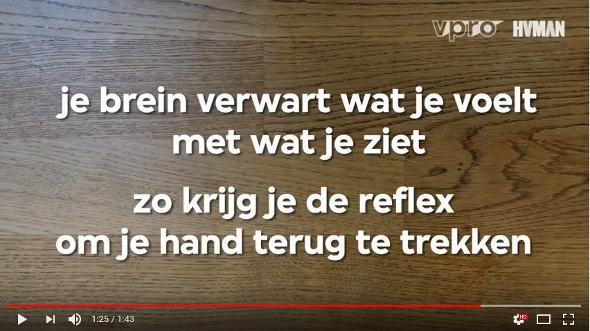 Langzame aanraking zoals die met het kwastje zorgt ervoor dat hun hersenen weer door hebben dat de arm bij het lichaam hoort.