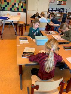 Rustig werken dat kunnen de kinderen in groep 5b wel! s Ochtends mogen ze wel eens beginnen met een rekenkleurplaat, zoals hieronder te zien is.