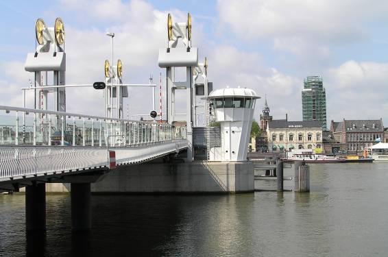 bruggen, sluizen) Bodemsamenstelling Kabels en Leidingen