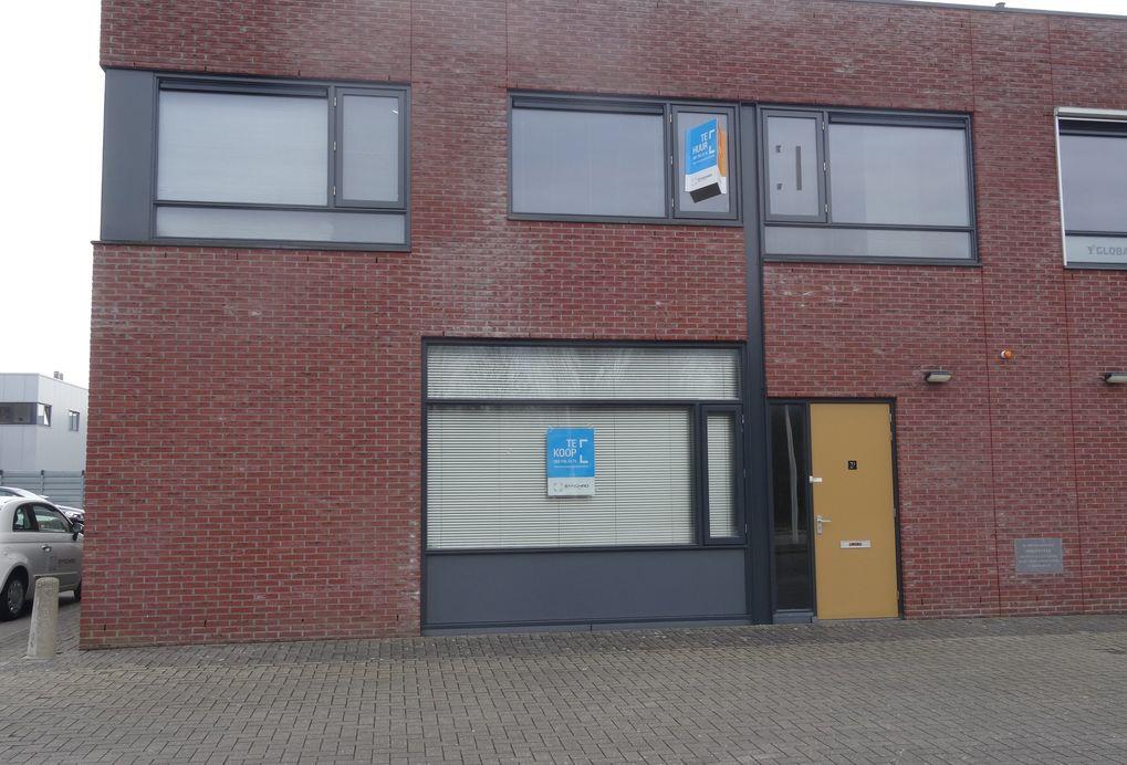 Te Koop / Te Huur Multifunctionele bedrijfs-/kantoorunit gelegen op een uitstekend bereikbare locatie op het moderne bedrijventerrein Mortiere. De bedrijfs-/ kantoorunit is o.a. perfect geschikt als showroom, werkplaats, opslag, productie-/ handelsactiviteiten alsmede magazijnruimte met kantoor.