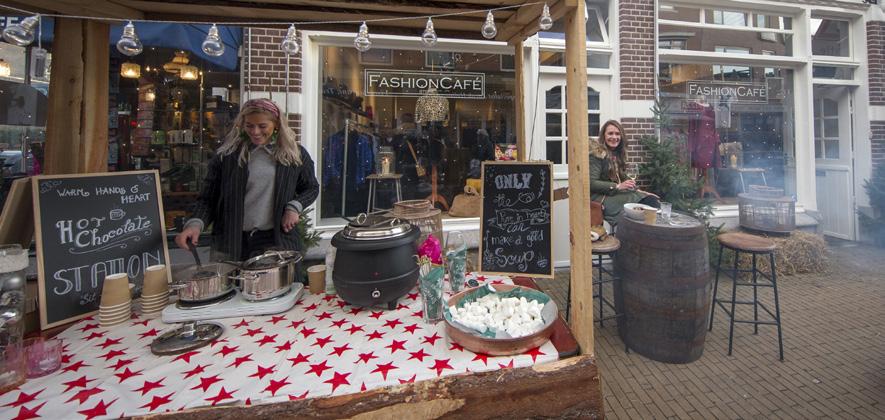 Daarnaast maakt de horeca zich op voor gezellige avonden waaronder de alom bekende traditionele Apeldoornse kerst- en oudejaarsborrels.