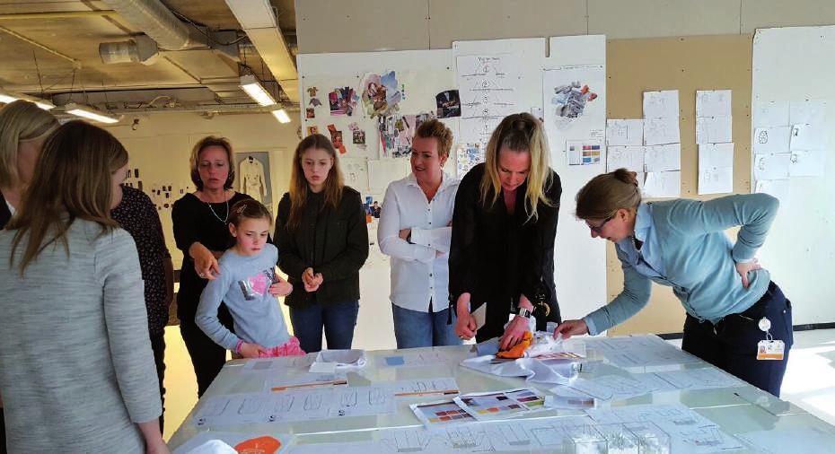 KinderAdviesRaad in 2017 De KAR is betrokken geweest bij de ontwikkeling van de nieuwe bedrijfskleding. Foto: in een brainstormsessie met topontwerpster Monique Collignon.