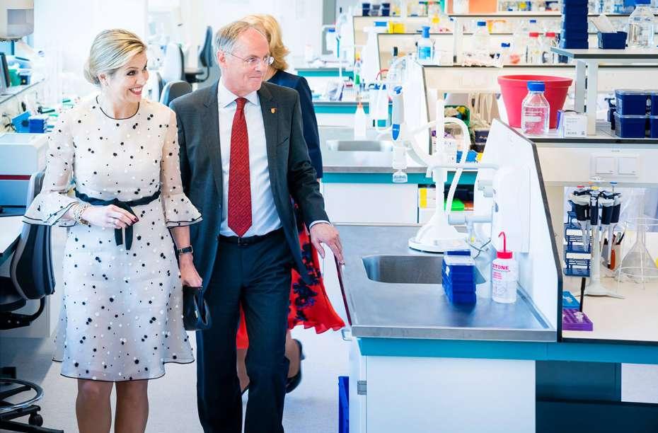 Research in 2017 Hare Majesteit Koningin Máxima en CSO Hans Clevers, tijdens het werkbezoek van de koningin op 18 mei 2017 aan de researchafdeling.
