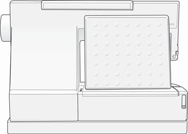 Uitpakken 1 Zet de naaimachine op uw werktafel. 2 Het voetpedaal vindt u in één van de zijvakken van de verpakkingsdoos. Druk het voetpedaal samen en haal hem uit de doos.