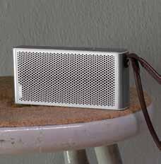 De draagbare bluetooth-speaker vervolledigt het geluidsspectrum van Loewe voortaan ook voor mobiel gebruik. En de vormentaal werd geïnspireerd op street-style, uniseks en glamour.