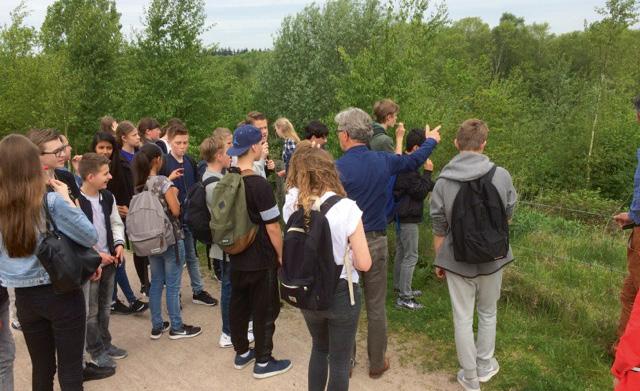 Afbeelding 5.4: De MJPO-stand op het symposium Green Deal Infranatuur Afbeelding 5.5: Jaap Vlaanderen van het Goois Natuurreservaat vertelt scholieren over Natuurbrug Zanderij Crailoo.