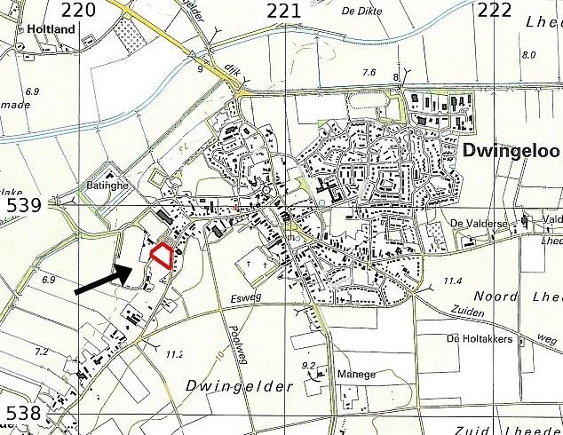 Figuur 1: Dwingeloo, Heuvelenweg: de begrenzing van het plangebied is met een rode lijn en een zwarte pijl aangegeven. [Naar: ANWB, 2004.