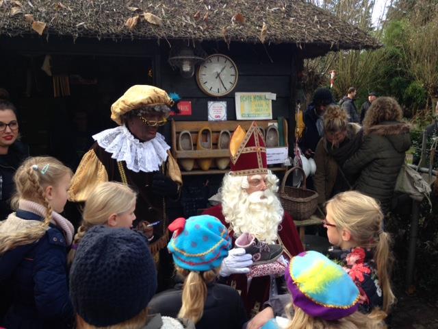 Op zaterdag 31 november 2016 heeft Sinterklaas met zijn piet t Dierenduintje bezocht. Het werd goed bezocht door ongeveer 60 kinderen.