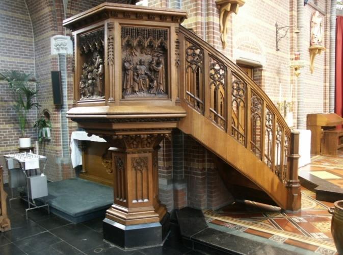 Sinds de verplaatsing vanaf de eerste pilaar links naar het priesterkoor ontbreekt het klankbord.(ophangoog zit er nog).