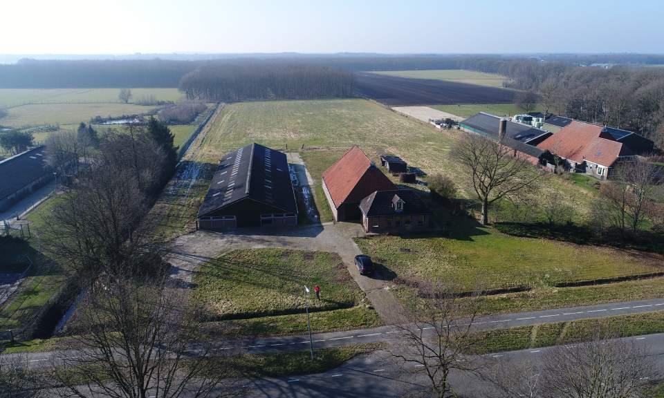 Elsloo - Tronde 6 In een klein buurtschap gelegen boerderij met voormalige ligboxenstal op ca. halve hectare grond. Genoeg ruimte voor diverse doeleinden.