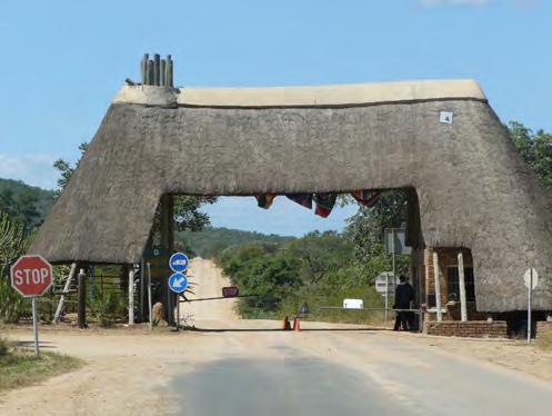 Zo lopend langs het hek van het Kruger waan je je af en toe in het