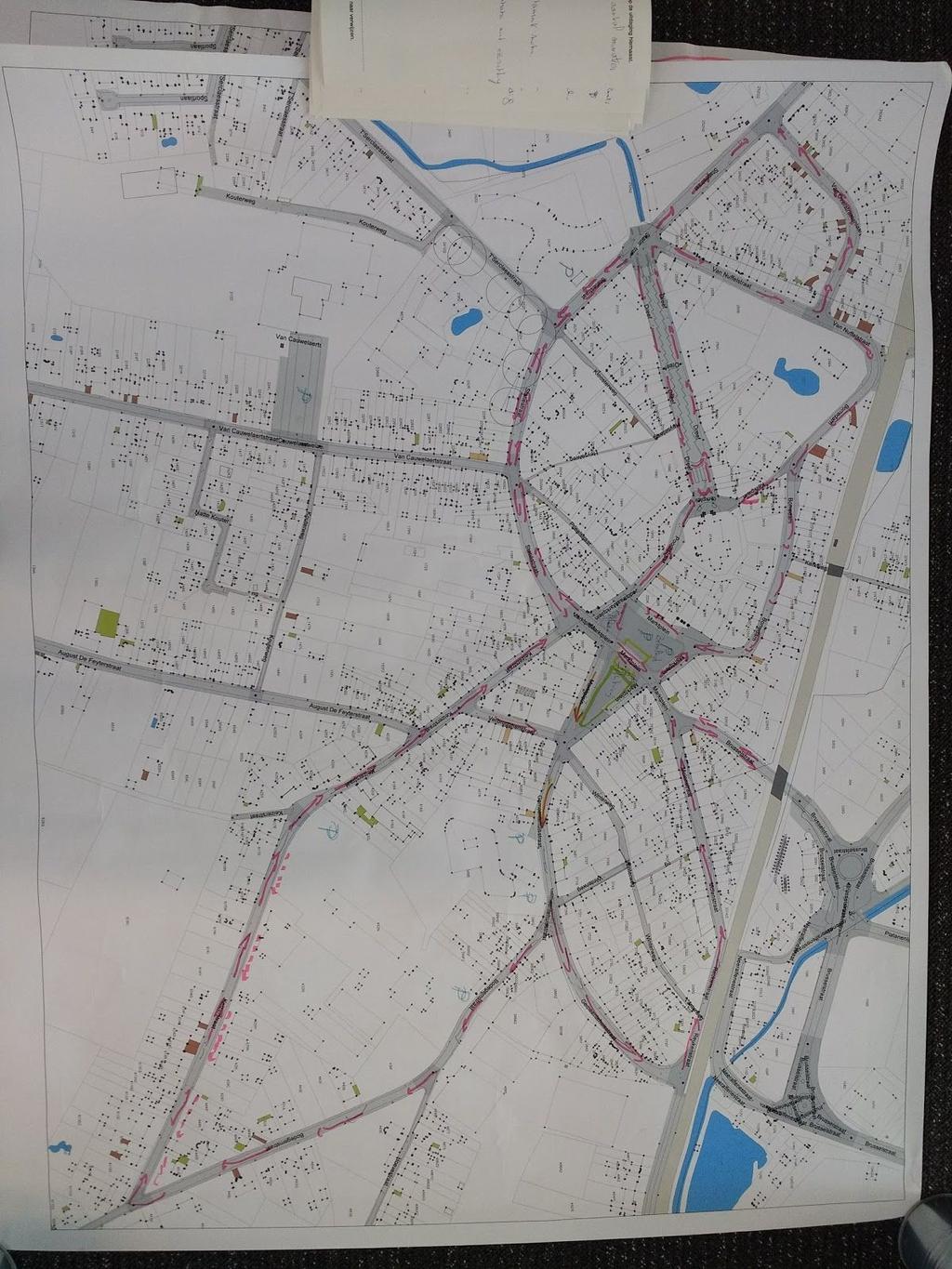 - Beperking van de tonnage, geen vrachtwagens door het centrum - Afdwingen door cameracontrole - Enkel lokaal verkeer mag nog door - Aan elke poort hangt een plan waar je kan parkeren en in welke