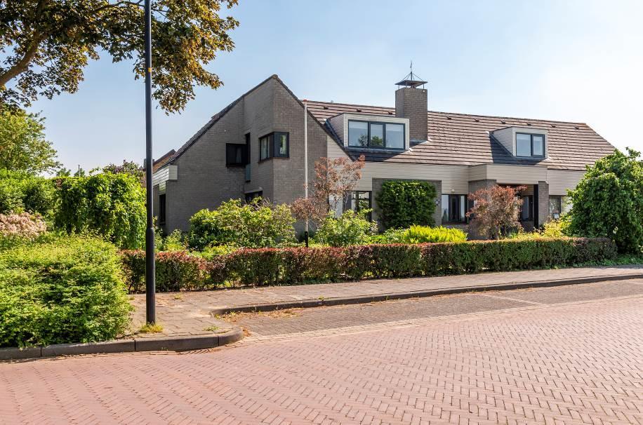 Inleiding object Deze keurig onderhouden royale vrijstaande woning met aangebouwde garage, oprit en grote