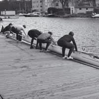 handen en de boot wordt naar buiten gedragen.