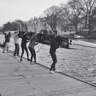 linker) schouder: de boot, die boven de hoofden is, wordt nu op een schouder genomen; - op de schouders: ieder gaat tegenover zijn rigger staan en houdt het boord op een schouder; - in de handen: