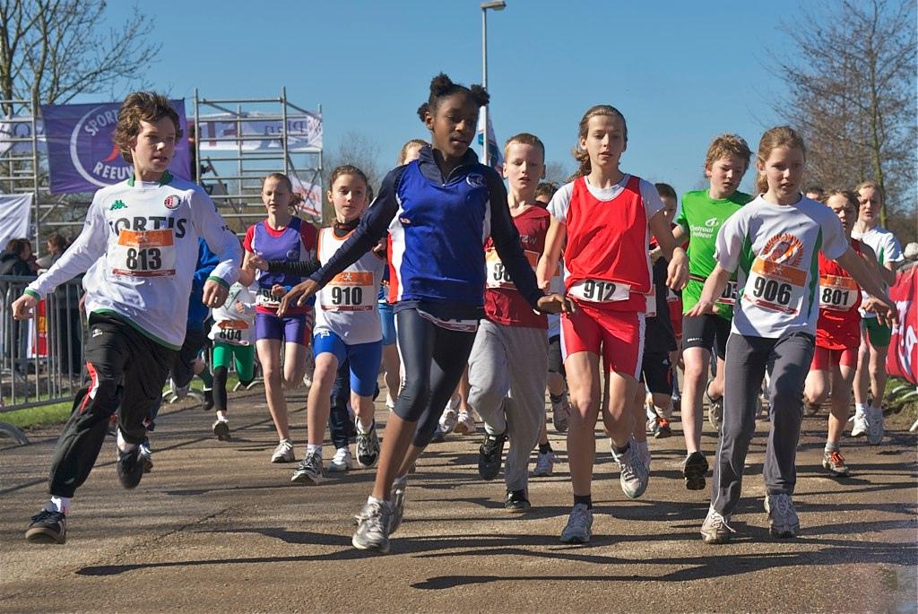 MAAND JUNI 2011 IN DIT NUMMER: Oranjeloop Moerkapelle Atleet van