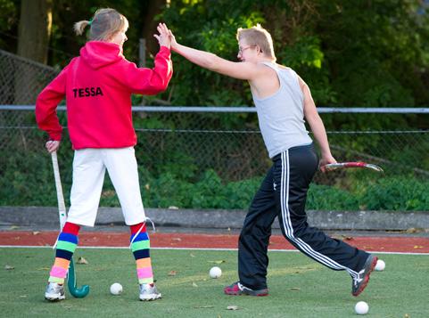 LG-hockey: een andere en gewone ervaring! Hockeyers met een beperking training geven en coachen. Het is op veel verenigingen geen bijzonderheid meer.