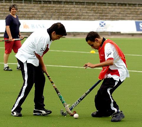 De eerste vraag die je jezelf als vereniging stelt: hoe starten we zo n afdeling op? Vraagt dit om veel speciale aandacht en zorg? En hoe komen we aan meer kinderen die willen gaan hockeyen?