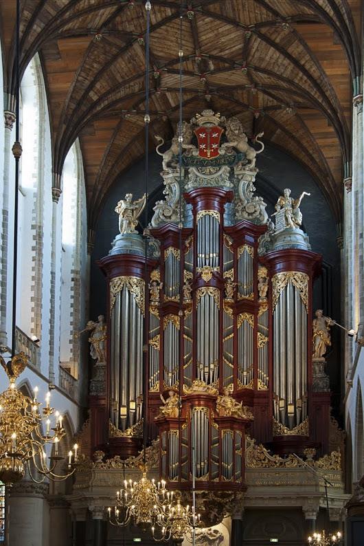 In de Grote Kerk (de 'Oude Bavo') vindt jaarlijks de serie Zomeravondmuziek plaats, een reeks muzikale vieringen op de zondagavonden in de maanden mei t/m september.