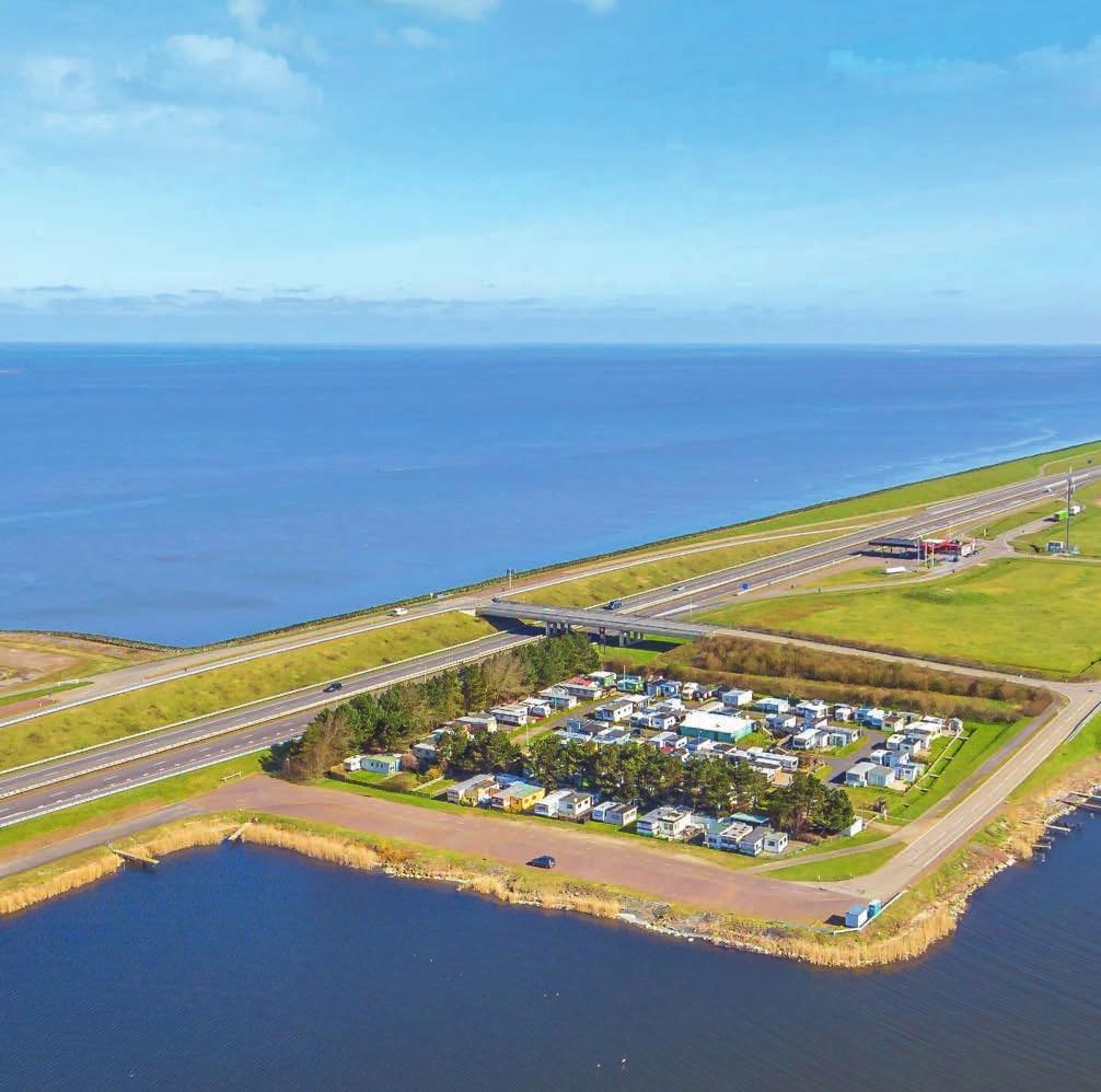 De Afsluitdijk scheidt de zoute Waddenzee van het zoete IJsselmeer. De in 1932 gereedgekomen dam is inmiddels uitgegroeid tot een icoon van Nederlands waterbouwkunde en trekt jaarlijks 300.