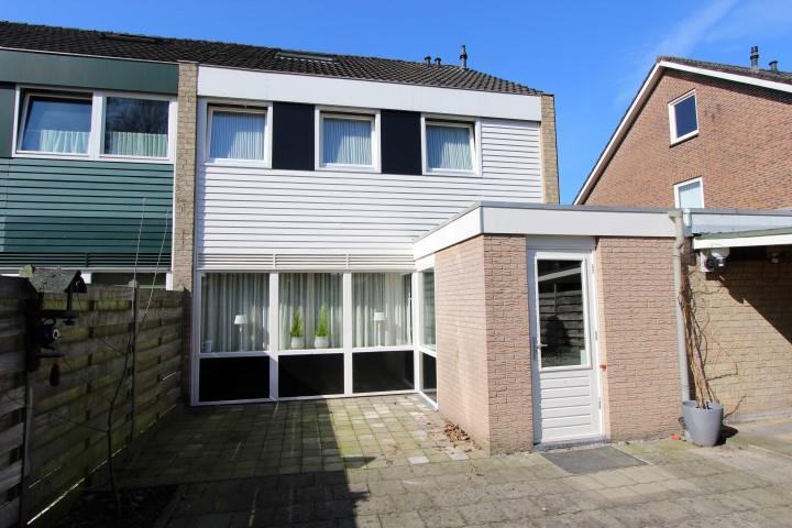 Omschrijving Aan de rand van het centrum, rustig gelegen, goed onderhouden royale 2onder1kap woning met garage, carport en bijkeuken.