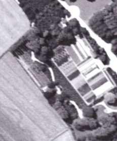 Afb. 3.16 De nutstuin op de luchtfoto uit ca. 1936. Goed zichtbaar is de structuur van de vakken en paden. Afb. 3.17 De familie in de nutstuin bij het kleinfruit.