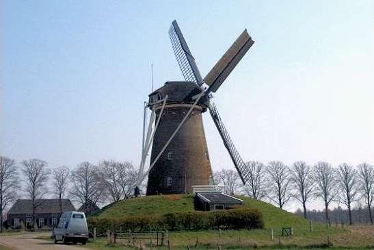 De molen van Bronkhorst Bronkhorster molen Even buiten Bronkhorst staat een molen, die werd gebouwd door de heren van Bronckhorst.