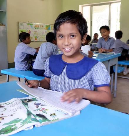 Trisnia wordt opgenomen in het EIB-studiebeurs-programma Priyanka (foto) is een leerling van klas 2 en verblijft in het weeshuis.