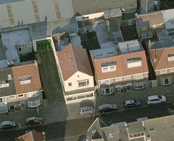 de gevelwand. Daarnaast is de gevel witgeverfd. De overige panden hebben baksteenkleurige gevels. Het pand staat in de zicht-as van de Ligusterstraat.