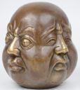 477 Een bronzen Boeddhahoofd met vier gezichten. Onderaan gemerkt. Une tête de Bouddha en bronze à quatre visages. Marque sous la base.