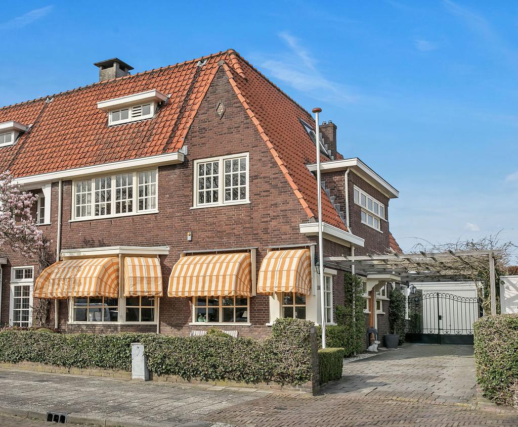 Karakteristiek herenhuis met garage.