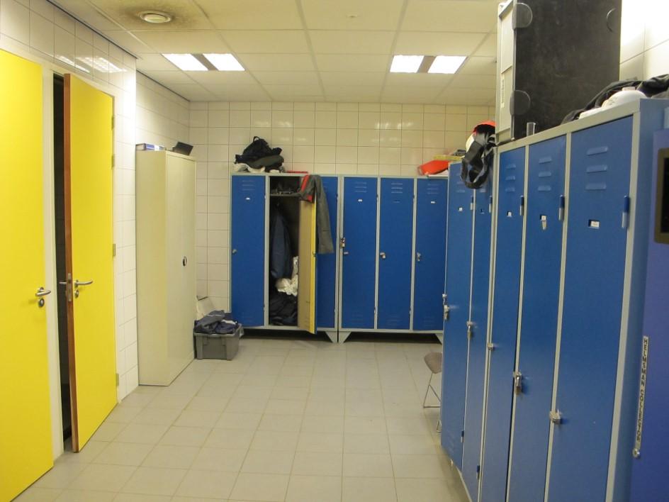 Kantine begane begane grond grond Lockers 1e verdieping: hal, trap, lift, pantry voorzien van keukenblok met vaatwasser, koelkast en magnetron, kantoorruimte, vergaderruimte, archiefruimte, dames