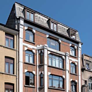 Totale oppervlakte : 881 m² Appartementen : 410 m² - Handelsruimte : 290 m² - Kantoren : 181 m² Grond : 2,7 are Parkings : 0 11 Louis Hap 128 Louis Hapstraat 128-1040 BRUSSEL Bouw /