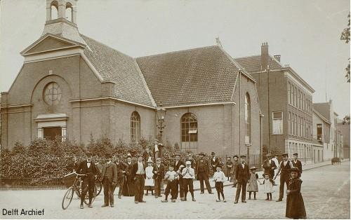 53558 circa 1901 Armenkerk - ook wel Schoolstraatkerk genoemd - op de hoek van de Phoenixstraat en de Schoolstraat. De kerk werd in 1847 gebouwd.