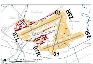 2.3 HET BANENSTELSEL De luchthaven heeft een 3 banenstelsel bestaande uit drie start- en landingsbanen 2 met volgende kenmerken en specificaties voor naderingsoperaties: Tabel 2-1 : Kenmerken en