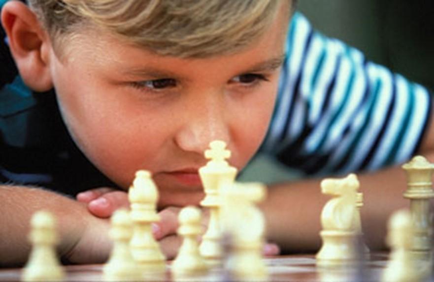 Extra: Introductiecursus schaken HET SCHAAKSPEL Het schaken gaat om een legertje van stukken, die elkaar kunnen slaan of vastzetten. Je wint door de koning van de tegenstander gevangen te nemen.