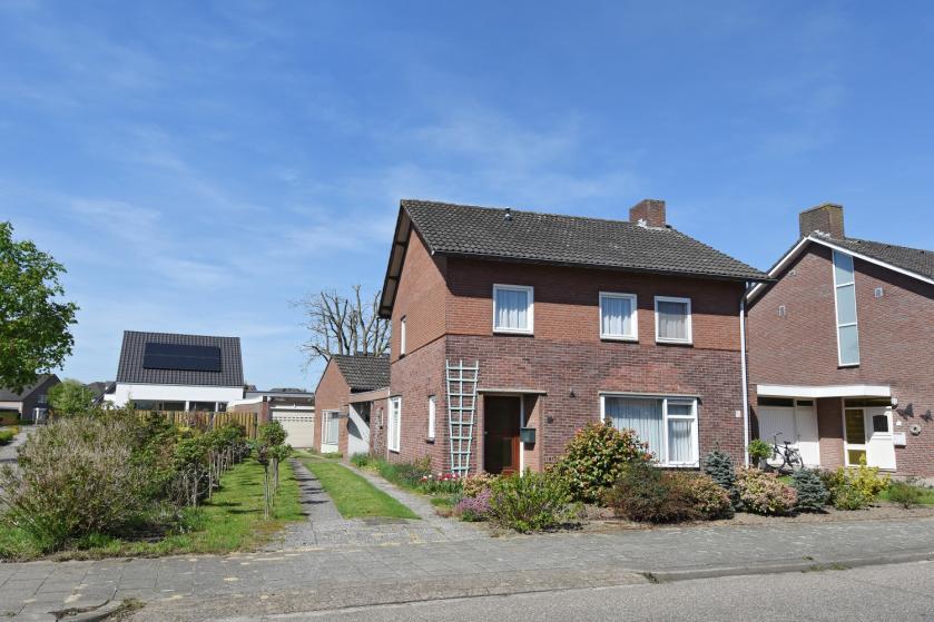 ALGEMEEN Adres Bouwjaar : Vlasstraat 21, 6093 EE Heythuysen : 1927, oorspronkelijk bouwjaar 1968, verdieping 1971, aanbouw 1972, vrijstaande garage 1976, aangebouwde garage Gebruiksoppervlakte van