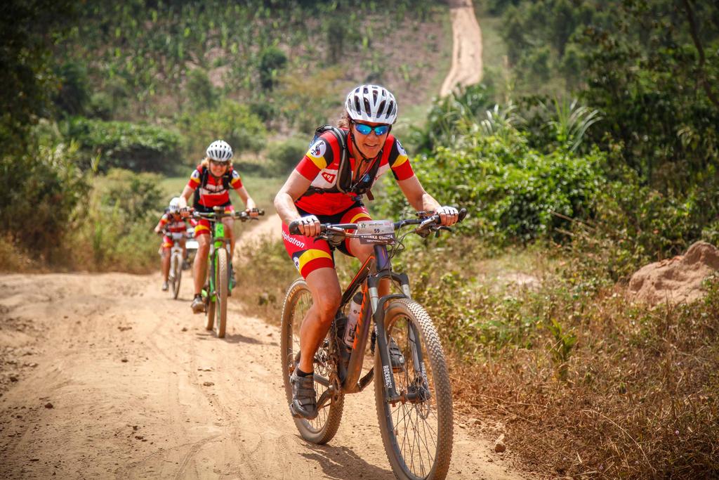 Het fietsen Het terrein van Africa Classic is afwisselend. Je fietst over paden van rood zand en gravel, door het regenwoud, langs rivier De Nijl en door wildlife gebieden.