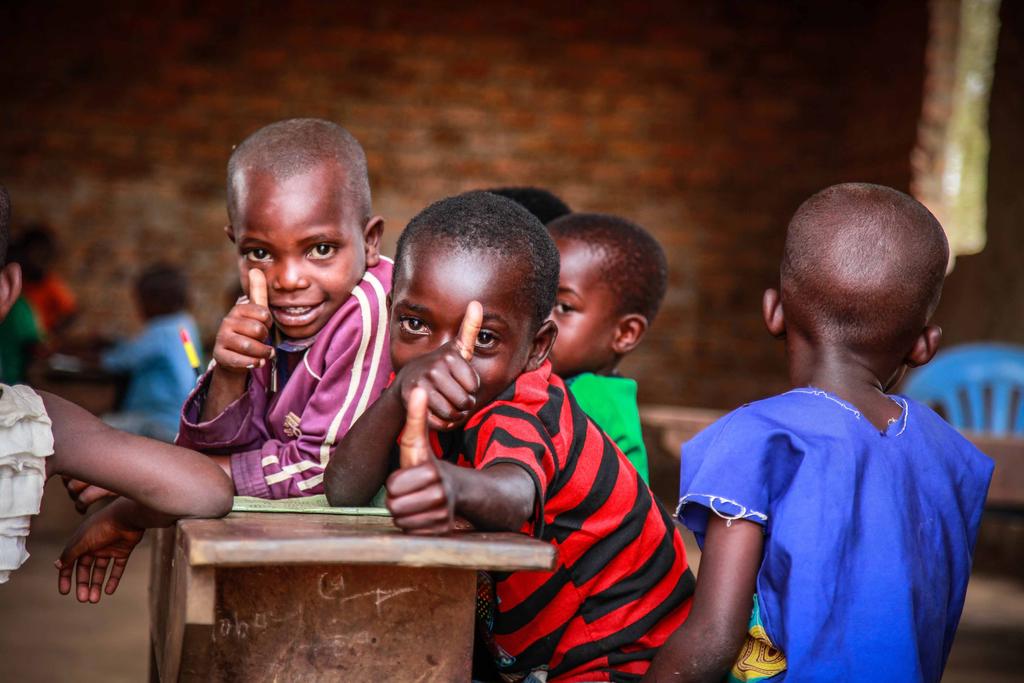 AMREF FLYING DOCTORS Gezonde mensen en daardoor minder armoede. Dat is het doel van Amref Flying Doctors. Daarbij gaat Amref uit van de behoeften én de eigen kracht van de Afrikaanse bevolking.