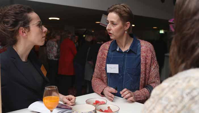 Carola van den Brink (links) in gesprek over radicale vernieuwing. rituelen: het gaat om de cliënt. Ik hoop dat dit project daar een grote impuls aan gaat geven.