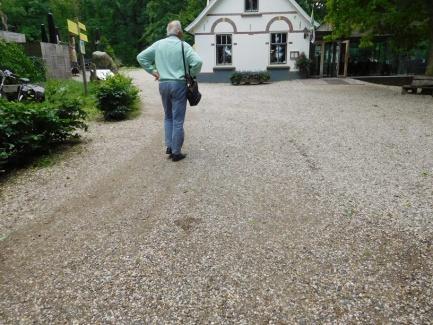 Het is wenselijk dat de twee gehandicaptenparkeerplaatsen aan de Peeskesweg naar dit parkeerterrein worden verplaatst, zodat mensen met een beperking geen grote afstanden hoeven af te leggen en geen