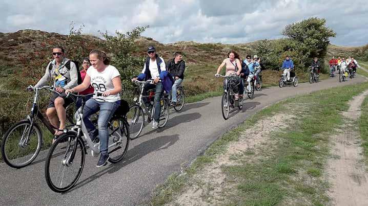 Pagina 8 S G K r e i z e n Terschelling Al 18 jaar verzamelen in september de groep enthousiaste sporters op het parkeerterrein van bowlingcentrum Ockenburgh om vandaar uit te vertrekken voor een