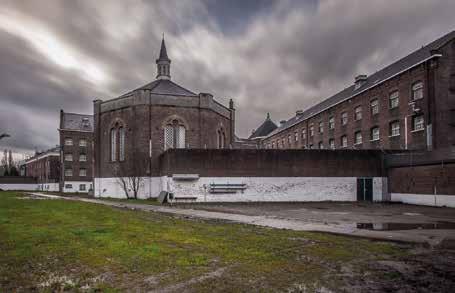 Hoge plafonds, unieke raampartijen en een bijzondere entree. Zowel binnen als buiten is direct te zien dat de unieke woningen voorheen een prachtige kapel waren.